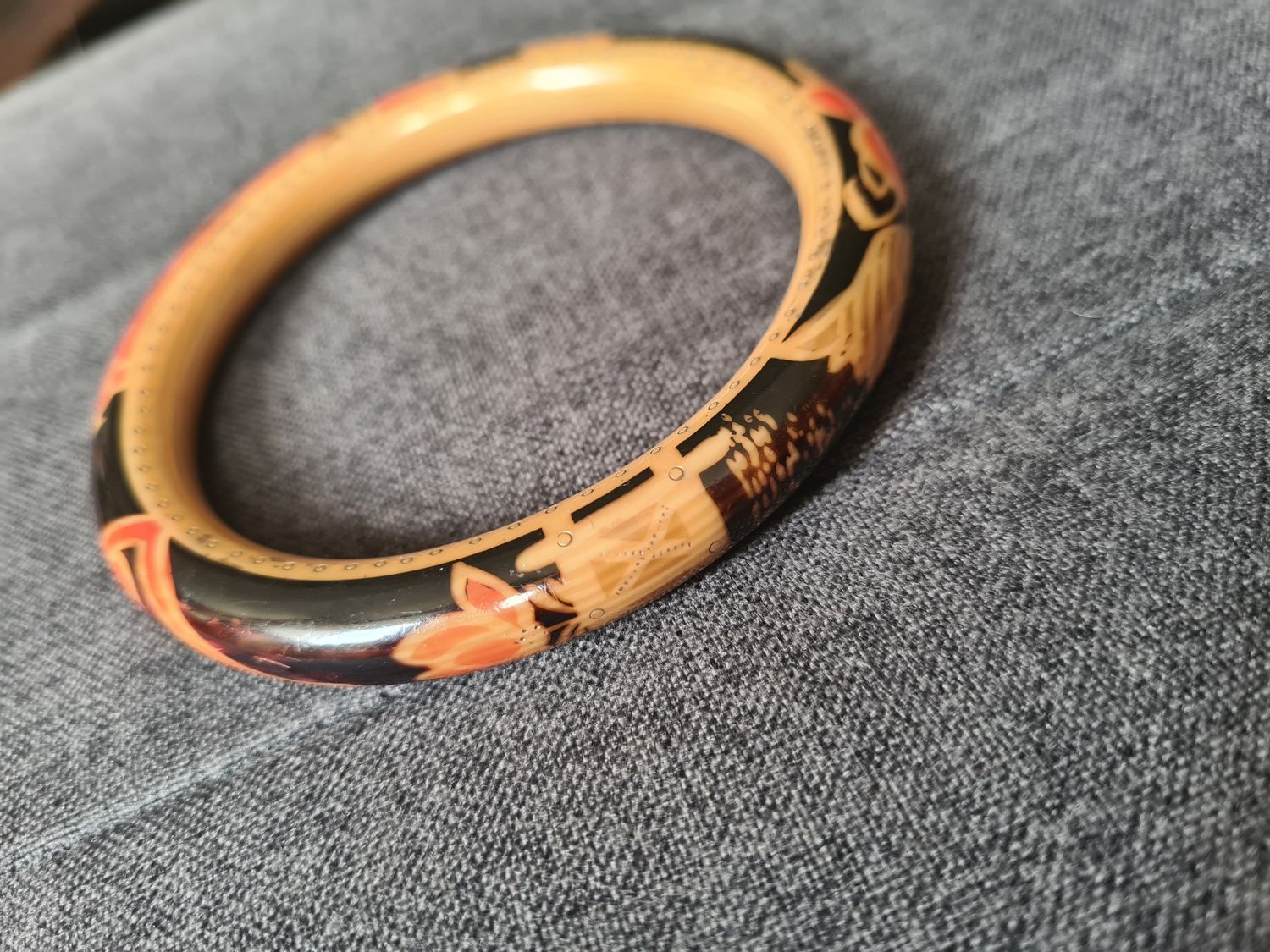 Rare oriental Art Deco bakelite bangle