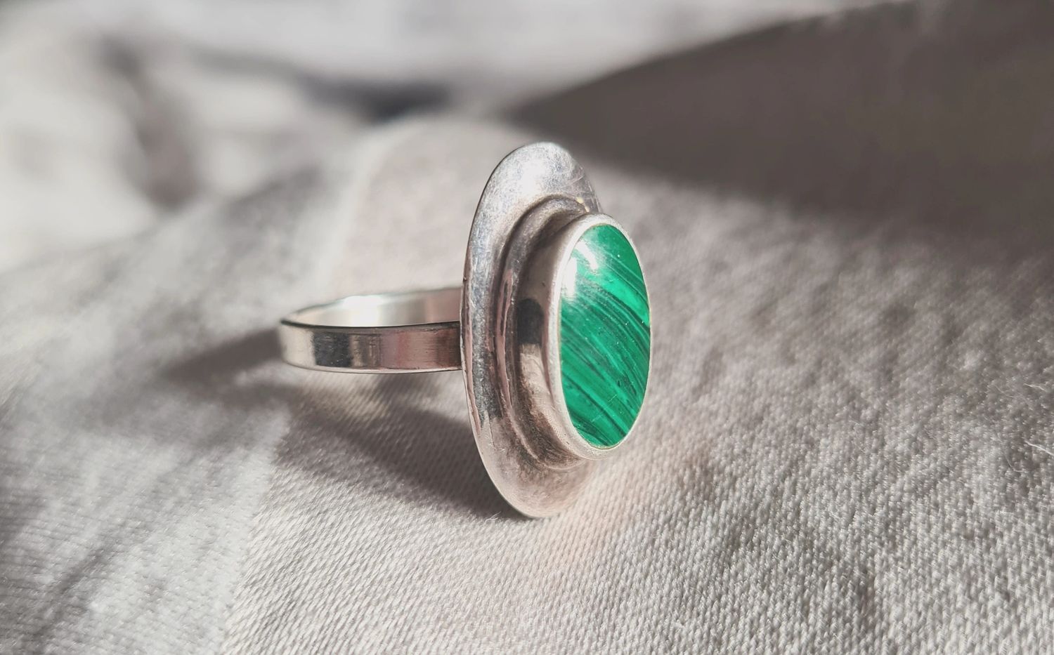 Stylish vintage Malachite silver ring