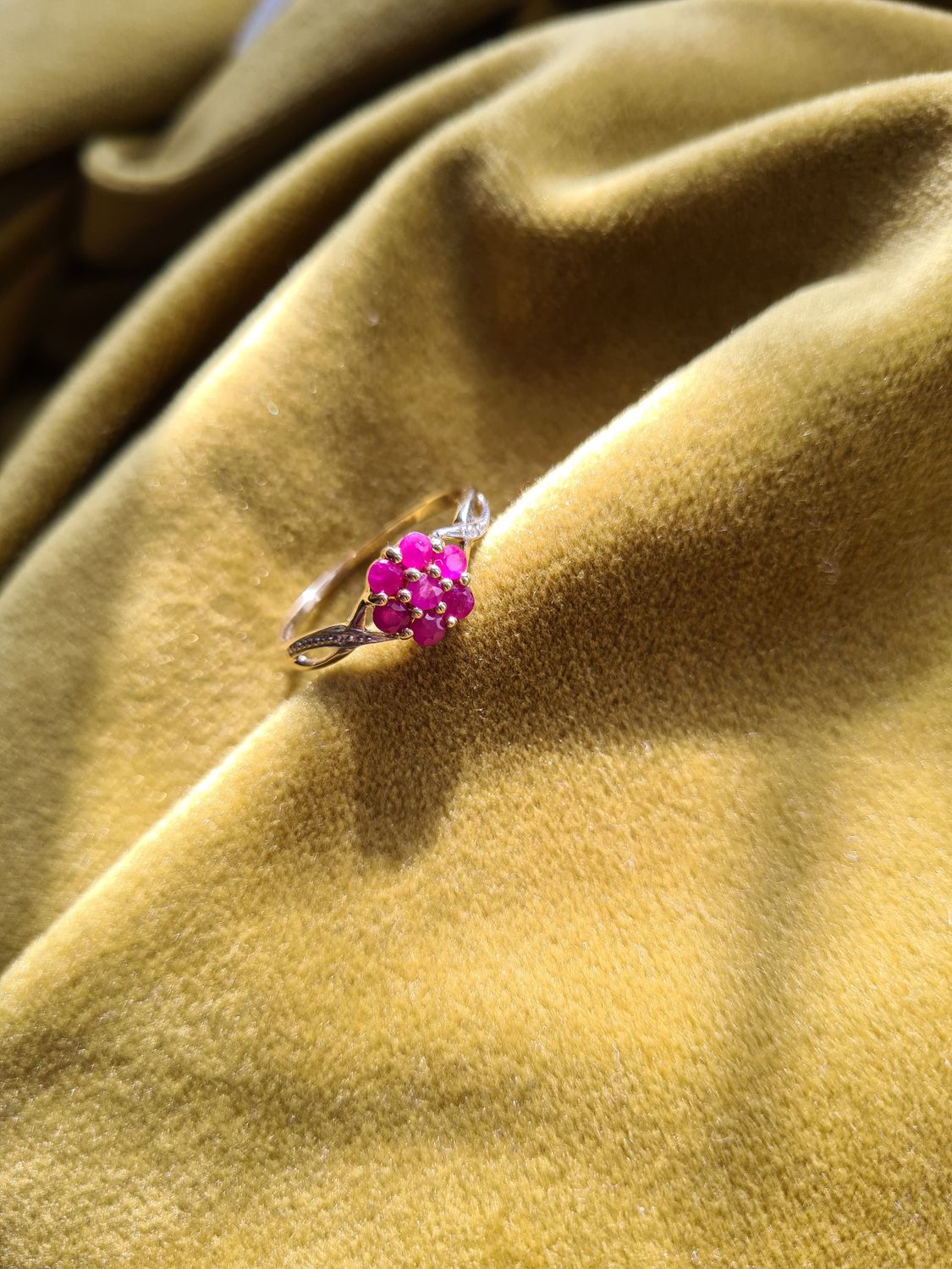 Pretty vintage Ruby and Diamond flower 9ct gold ring