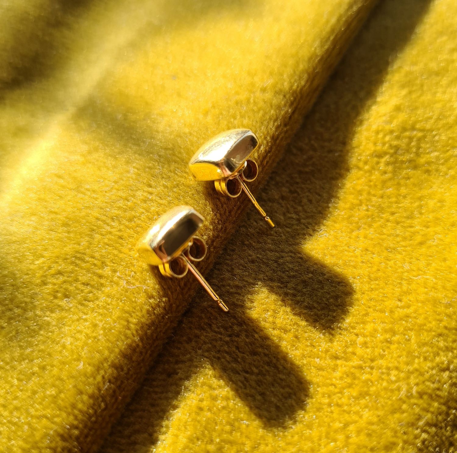 18ct gold square earrings