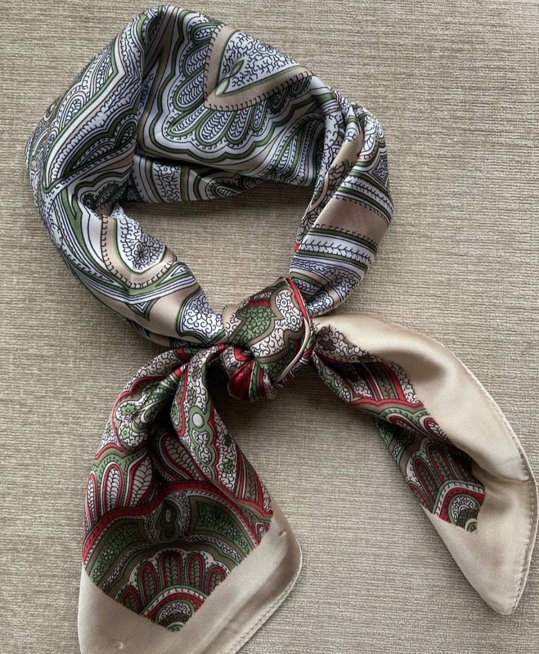 Stylish neck/bag 70&#39;s inspired satin scarf