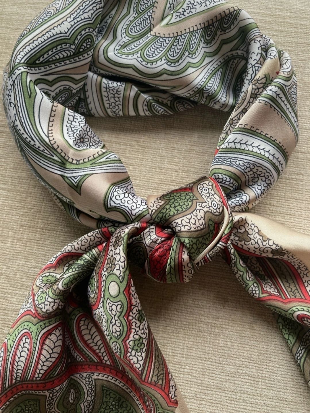 Stylish neck/bag 70&#39;s inspired satin scarf