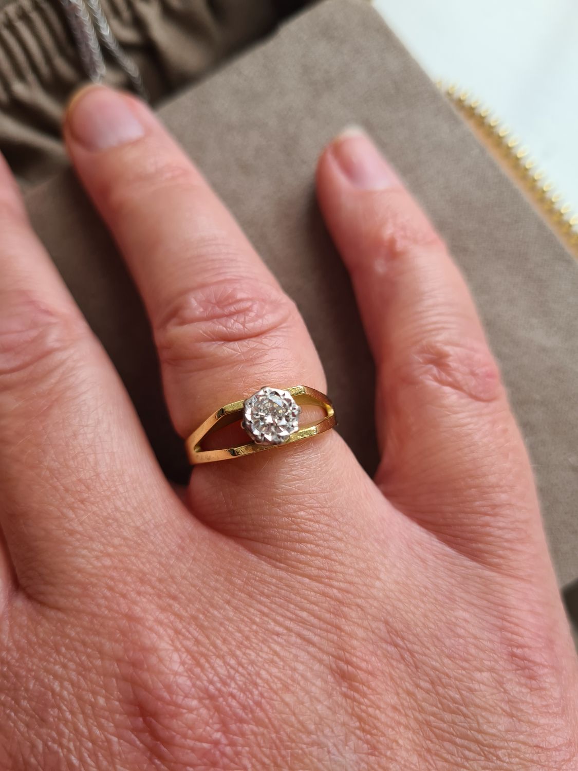 1978 stunning 18ct gold and diamond solitaire ring