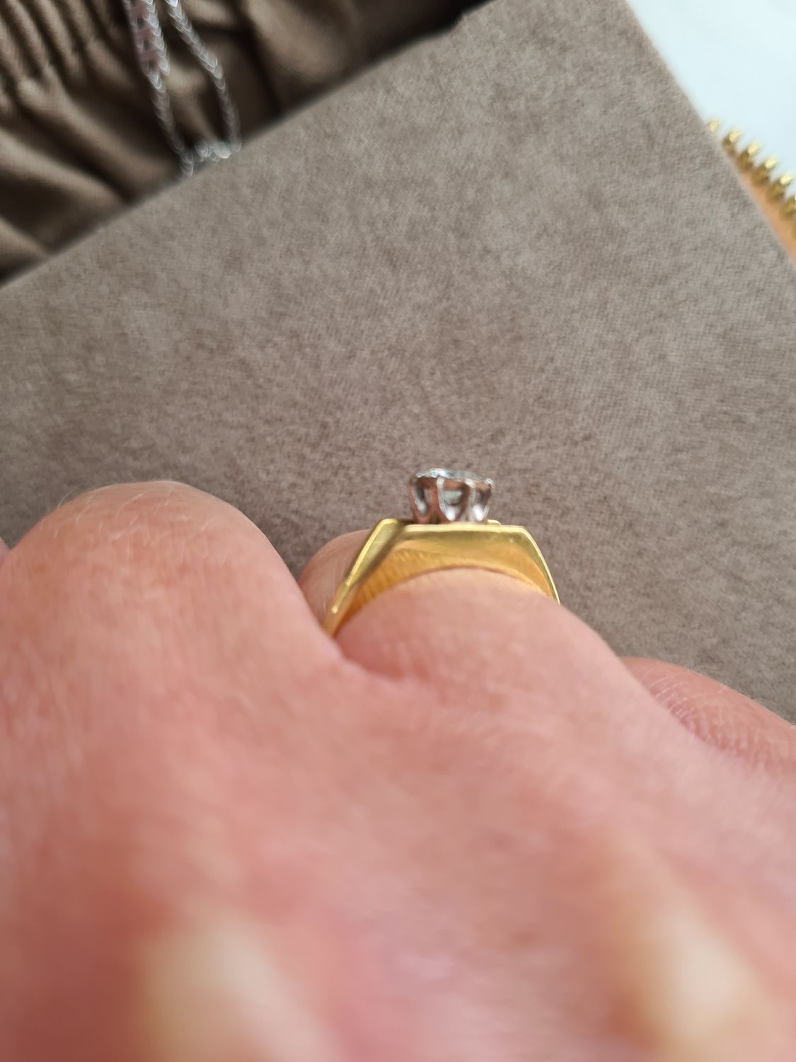 1978 stunning 18ct gold and diamond solitaire ring