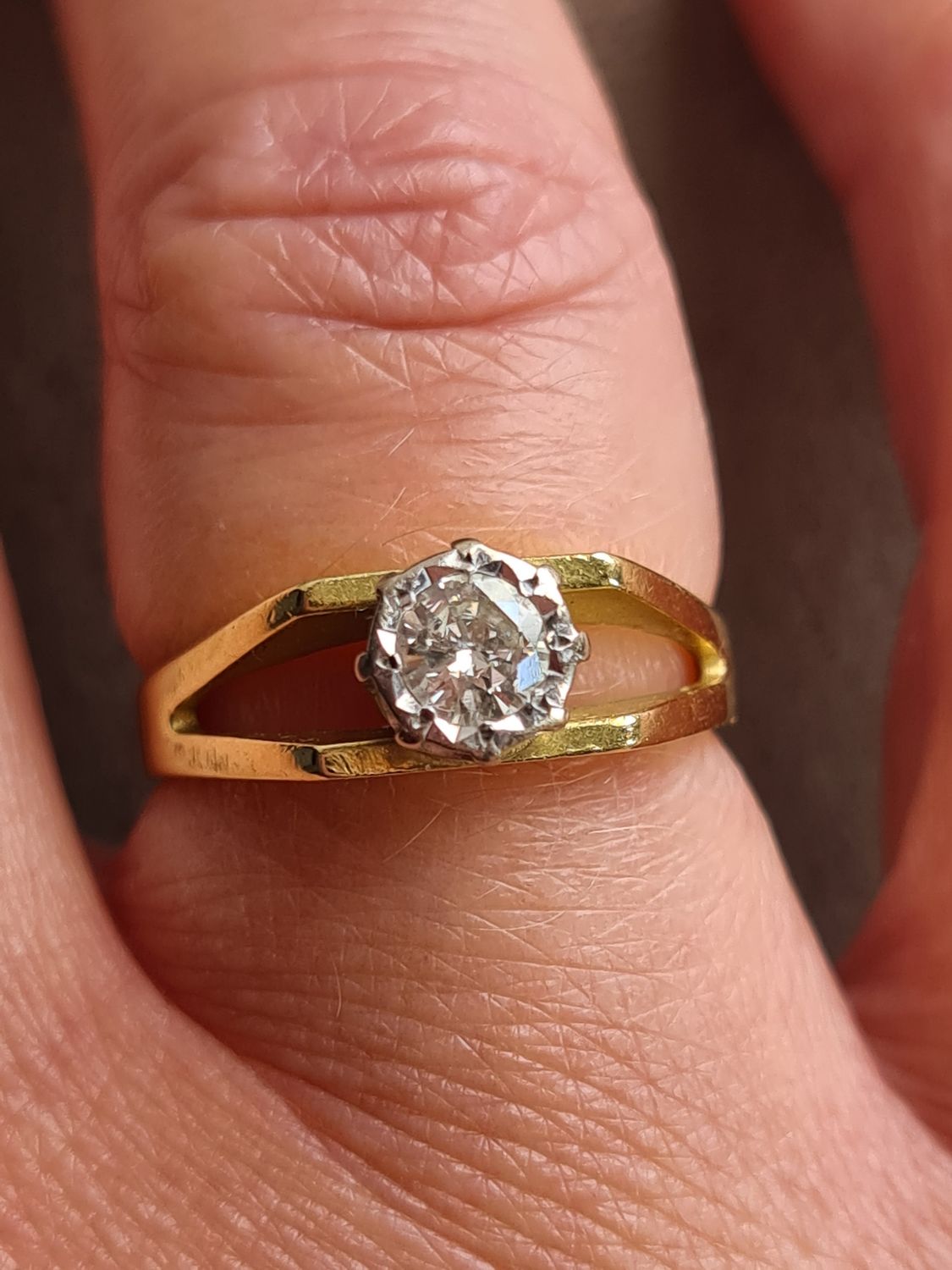 1978 stunning 18ct gold and diamond solitaire ring