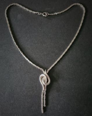 Beautiful vintage Lariat style silver necklace