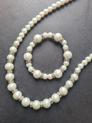 Vintage faux pearl and crystal stretch bracelet