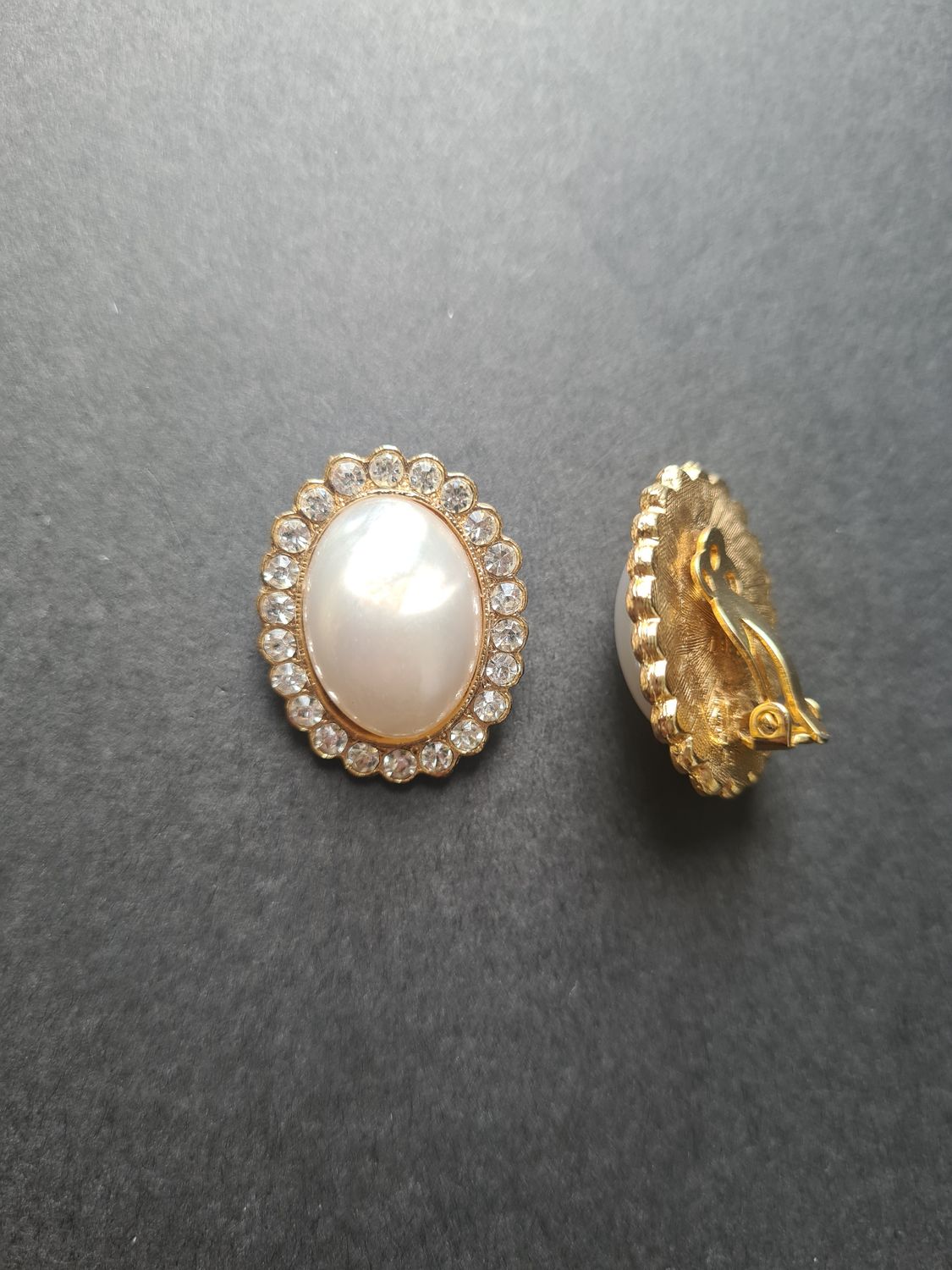 Vintage oval faux pearl &amp; crystal clip on earrings
