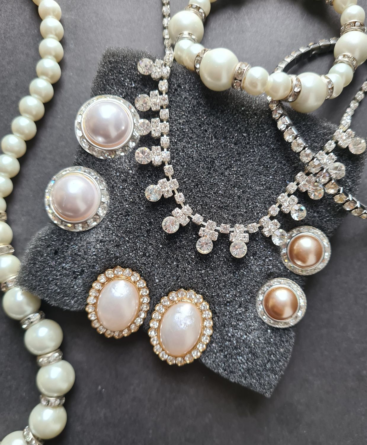 Vintage oval faux pearl &amp; crystal clip on earrings