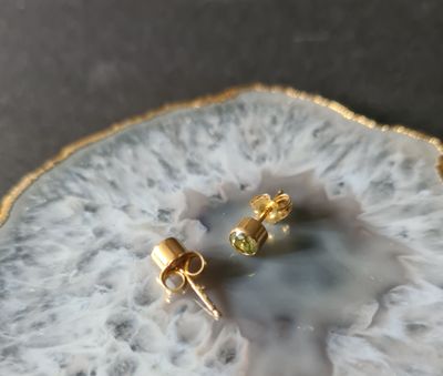 Beautiful Peridot 14k yellow gold stud earrings