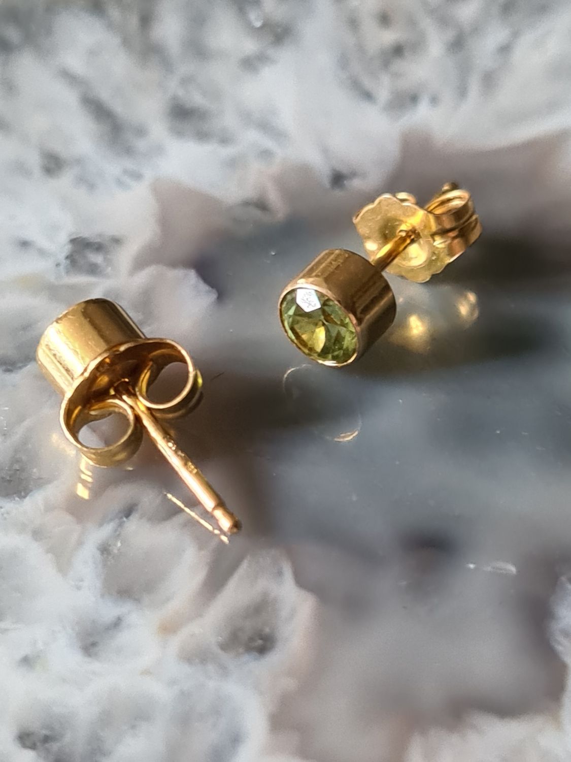 Beautiful Peridot 14k yellow gold stud earrings