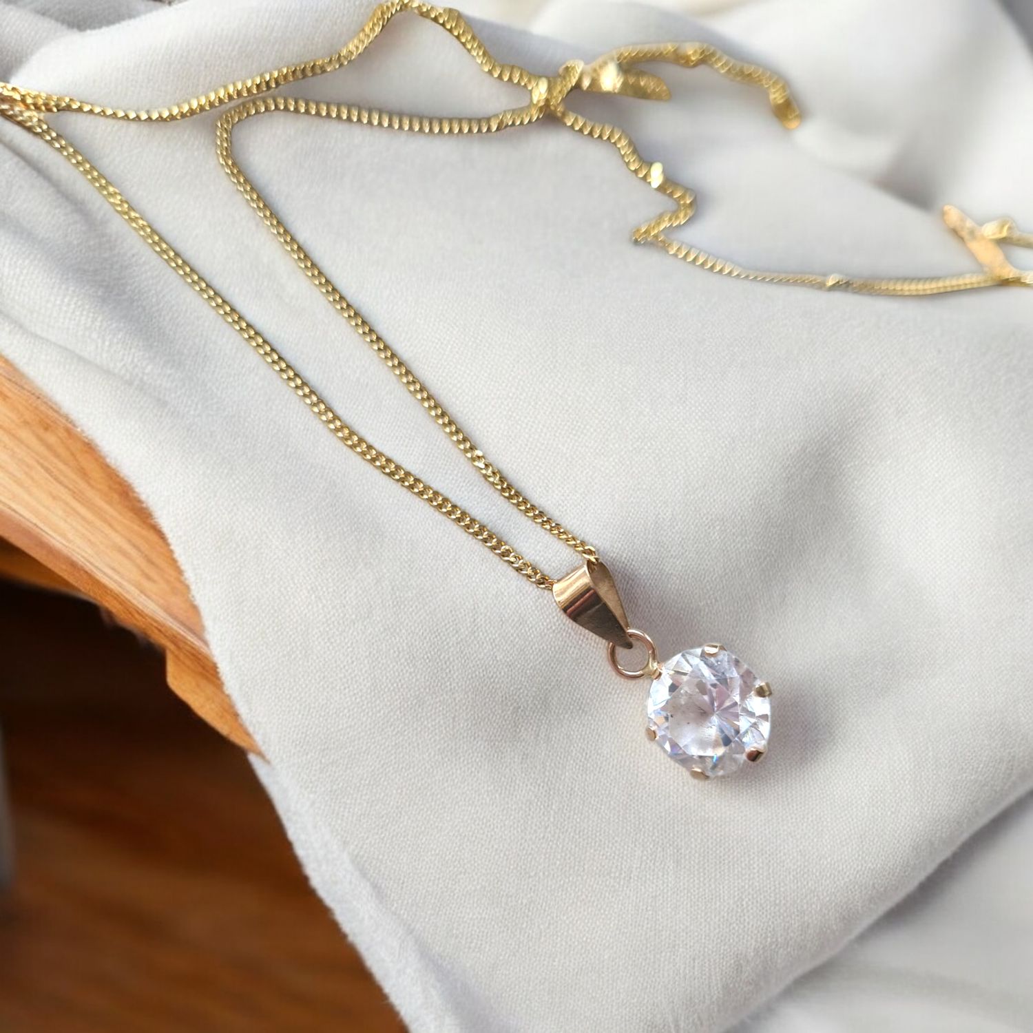 Stunning 9ct yellow gold &amp; solitaire Cubic Zirconia necklace