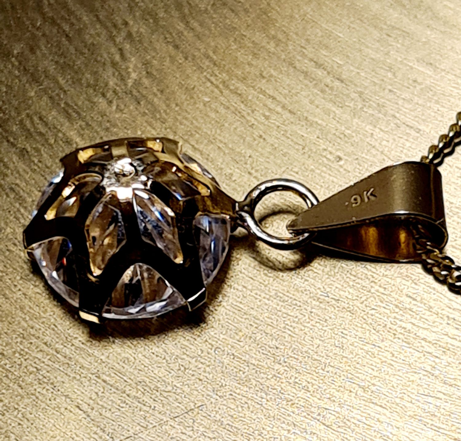 Stunning 9ct yellow gold &amp; solitaire Cubic Zirconia necklace