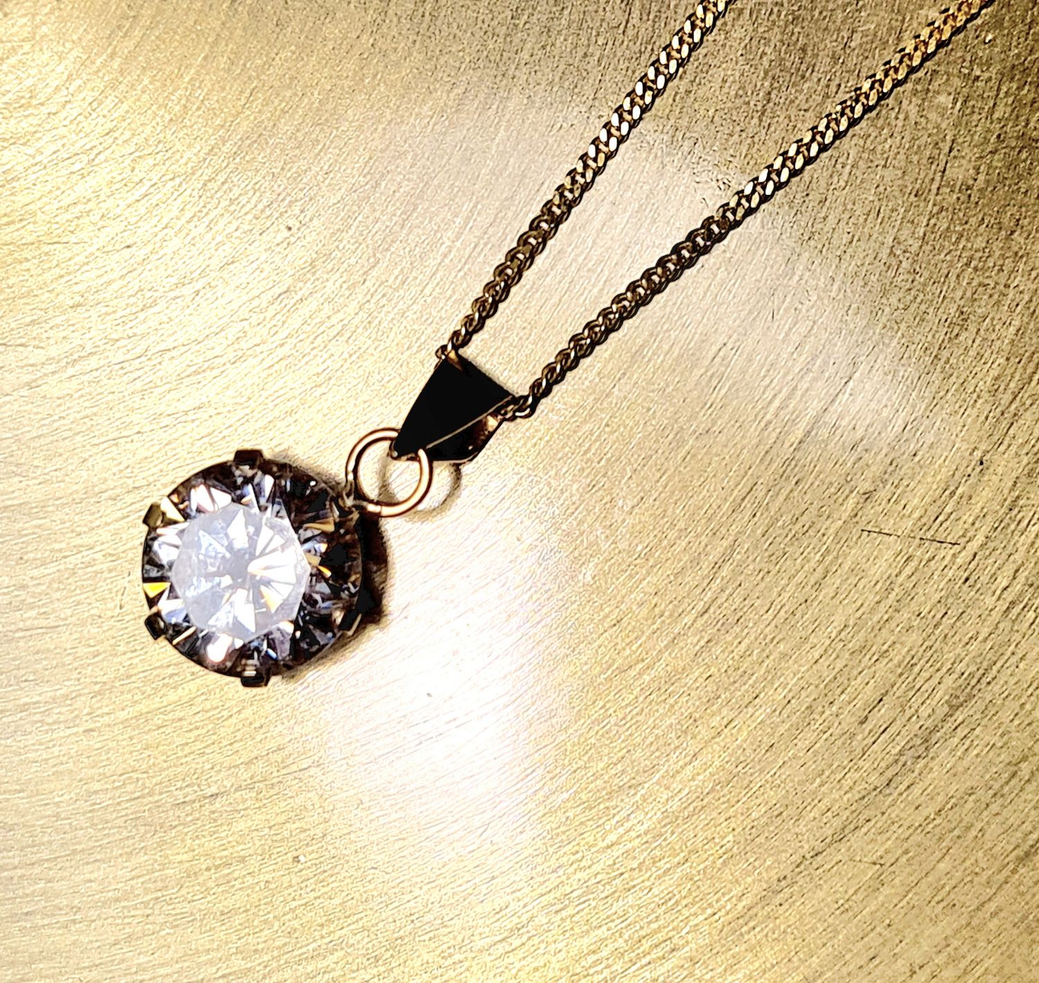 Stunning 9ct yellow gold &amp; solitaire Cubic Zirconia necklace