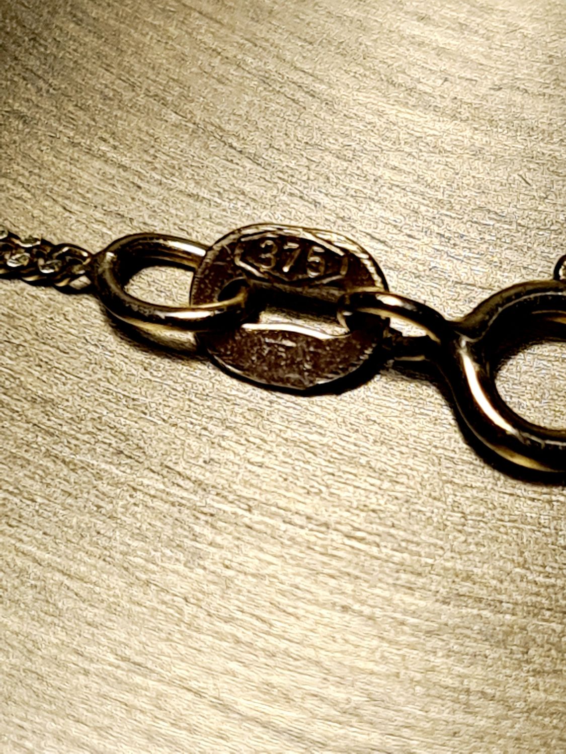 Stunning 9ct yellow gold &amp; solitaire Cubic Zirconia necklace