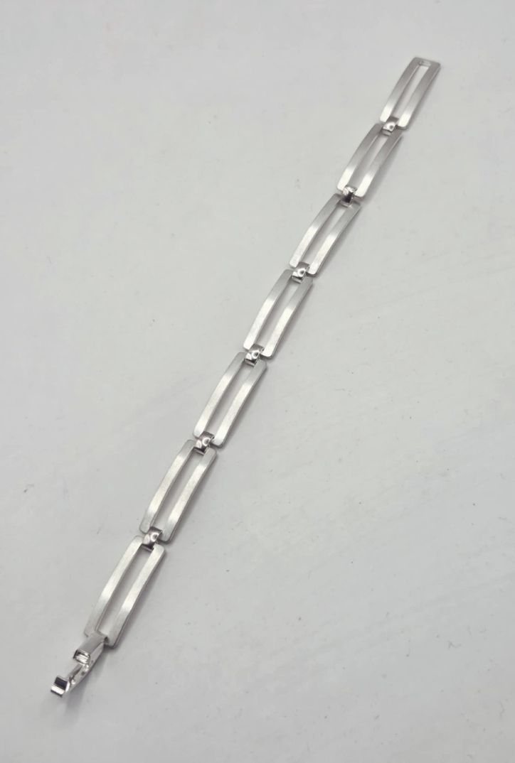 Stylish sterling silver link bracelet