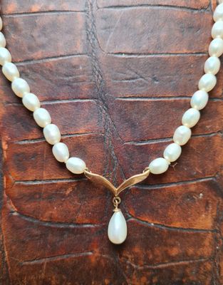 Elegant vintage Real Pearl 9ct gold necklace