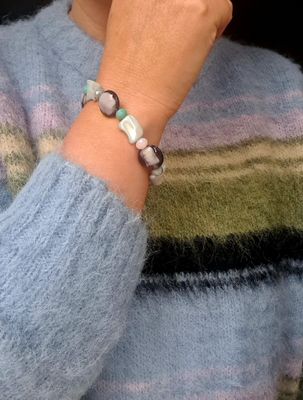 Pretty Artisan bead stretch bracelet