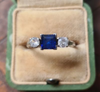 Stunning Art Deco Sapphire trilogy ring