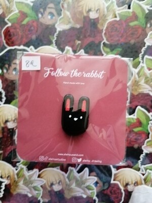 Pin's lapin noir "Follow the rabbit"
