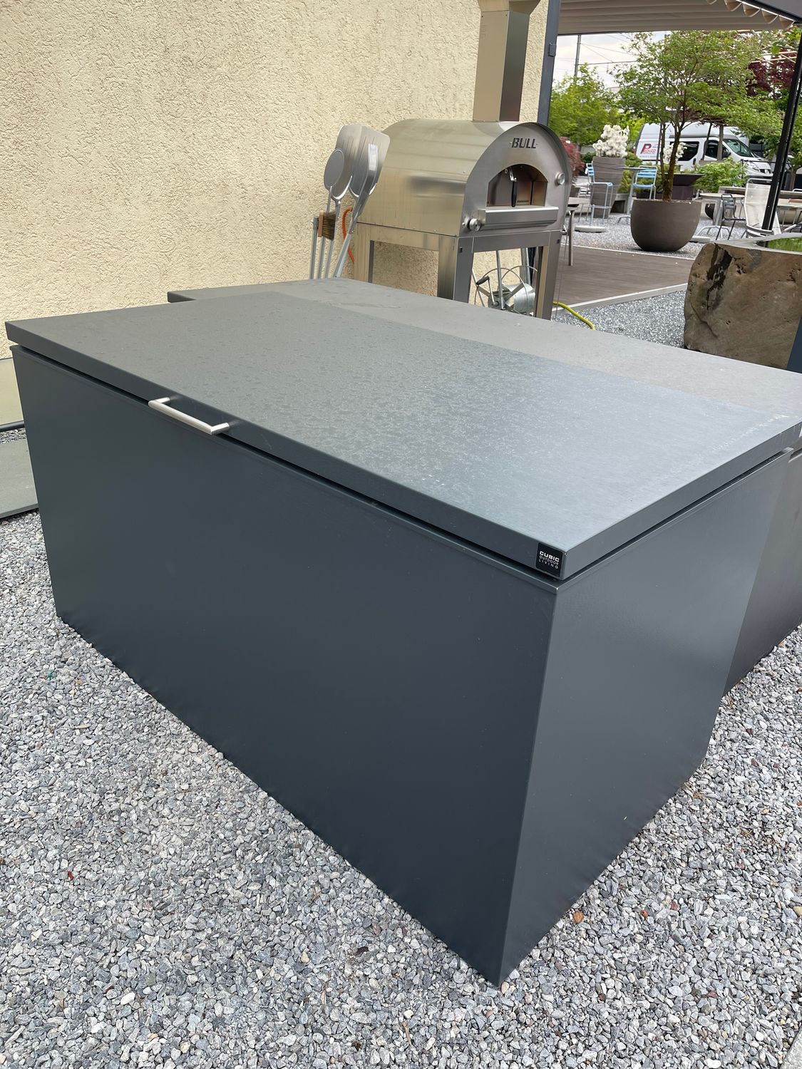Cubic Box mit Gasdruckfedern im Deckel