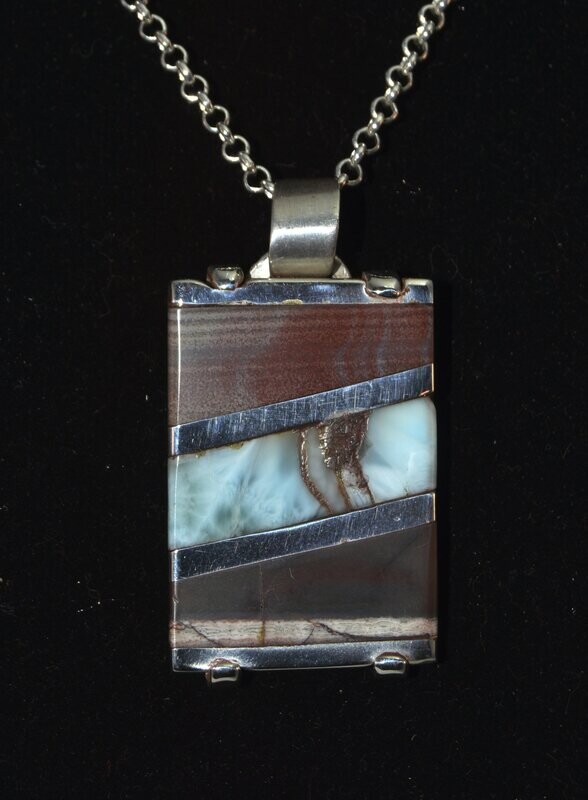 Rectangular pendant with 3 stones
