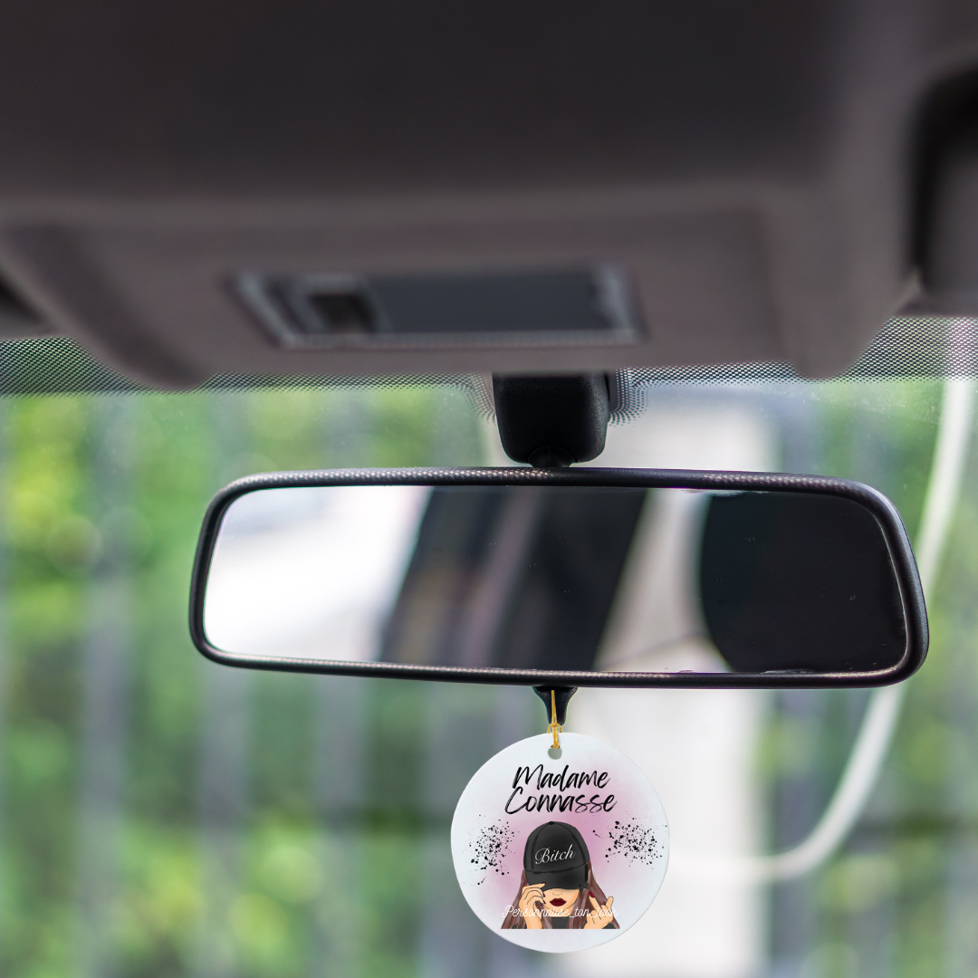Porte clé Madame Connasse casquette accessoire déco rétroviseur voiture