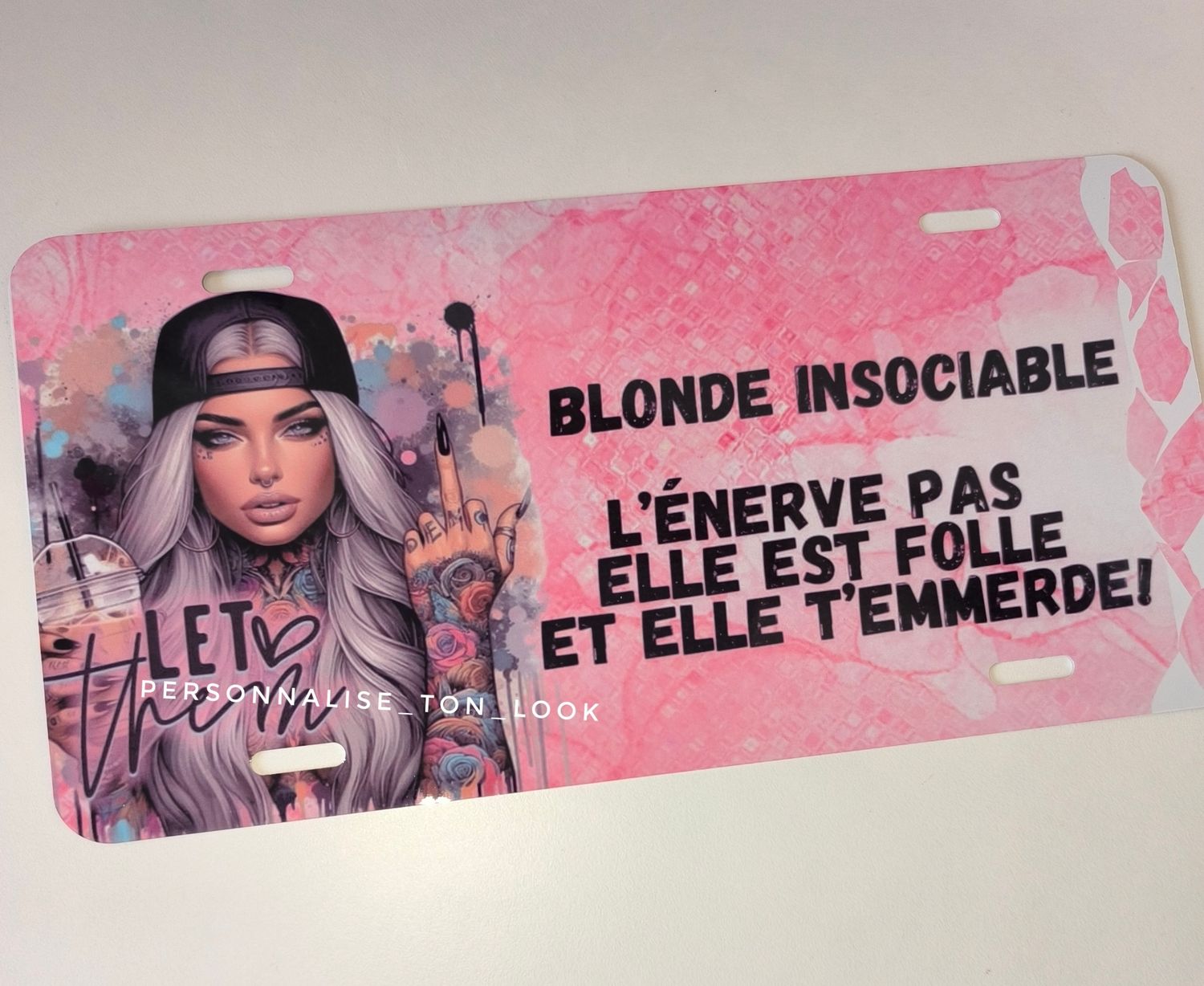 Plaque personnalisée blonde insociable