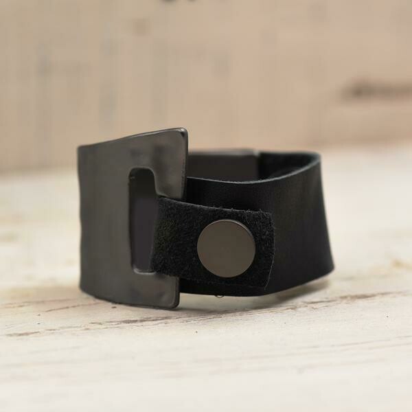 BLACK LEATHER POPPER CLOSE FEATURE BRACELET