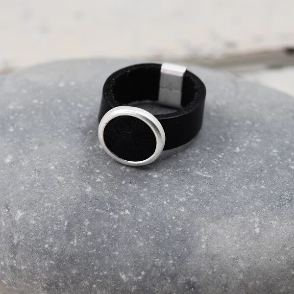 LEATHER INLAY CIRCLE COMPONENT CONTEMPORARY RING