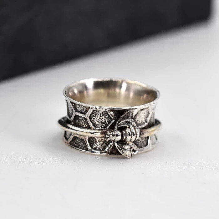 925 OXIDISED SILVER RING WITH BEE MOTIF SPINNING BAND - SIZE 9