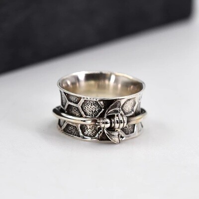 925 OXIDISED SILVER RING WITH BEE MOTIF SPINNING BAND - SIZE 9