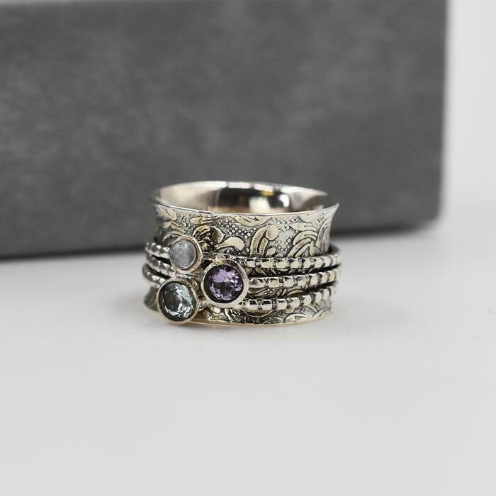 925 SILVER PATTERNED BAND RING WITH BLUE TOPAZ, MOONSTONE AND AMETHYST SPINNING BANDS - SIZE 11 925 SILVER PATTERNED BAND RING WITH BLUE TOPAZ, MOONSTONE AND AMETHYST SPINNING BANDS - SIZE 11