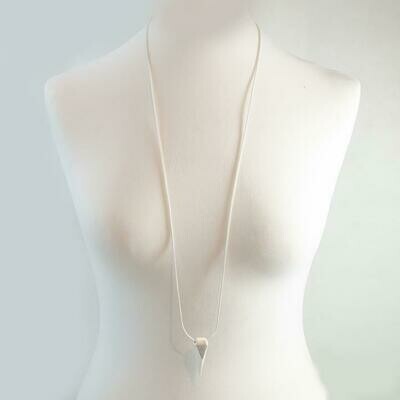 LONG SNAKE CHAIN NECKLACE WITH GEOMETRIC SHAPED PENDANT LONG SNAKE CHAIN NECKLACE WITH GEOMETRIC SHAPED PENDANT