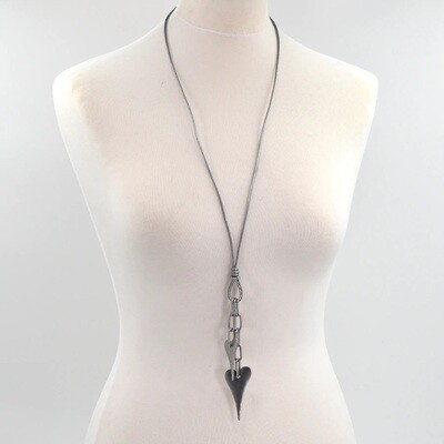 ELONGATED HEARTS WITH CHAIN DETAIL ON LONG LEATHER NECKLACE