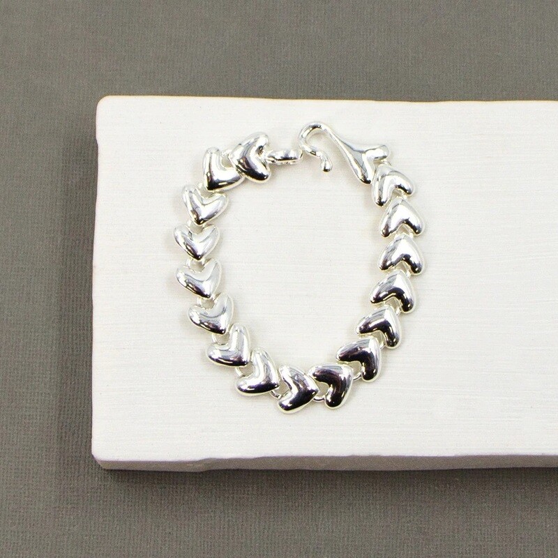 HEART BEADED BRACELET WITH HOOK CLASP