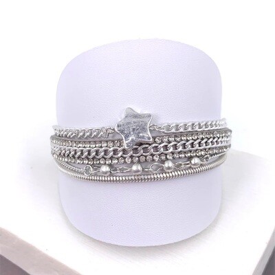 MULTICHAIN MAGNETIC BRACELET WITH STAR COMPONENT