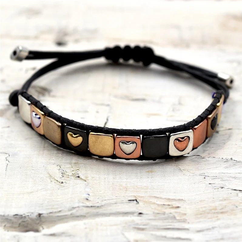 FRIENDSHIP STYLE BRACELET WITH SQUARES &amp; CONTRASTING HEARTS