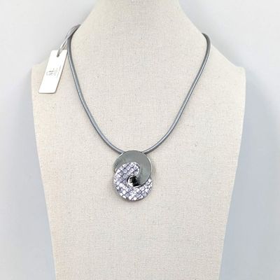 INTERLINKED RINGS ON LEATHER NECKLACE WITH SNAKE PU INLAY