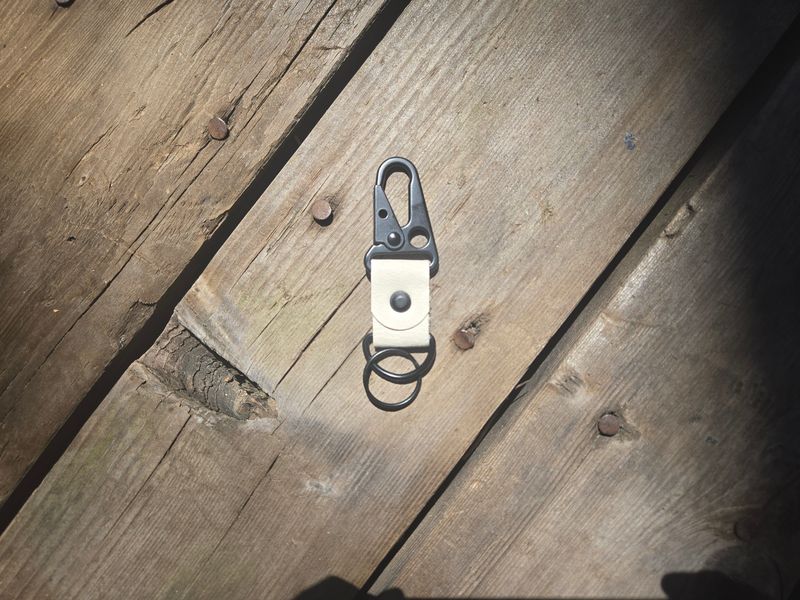 LEATHER E.D.C. KEYRING (SNOW WHITE)