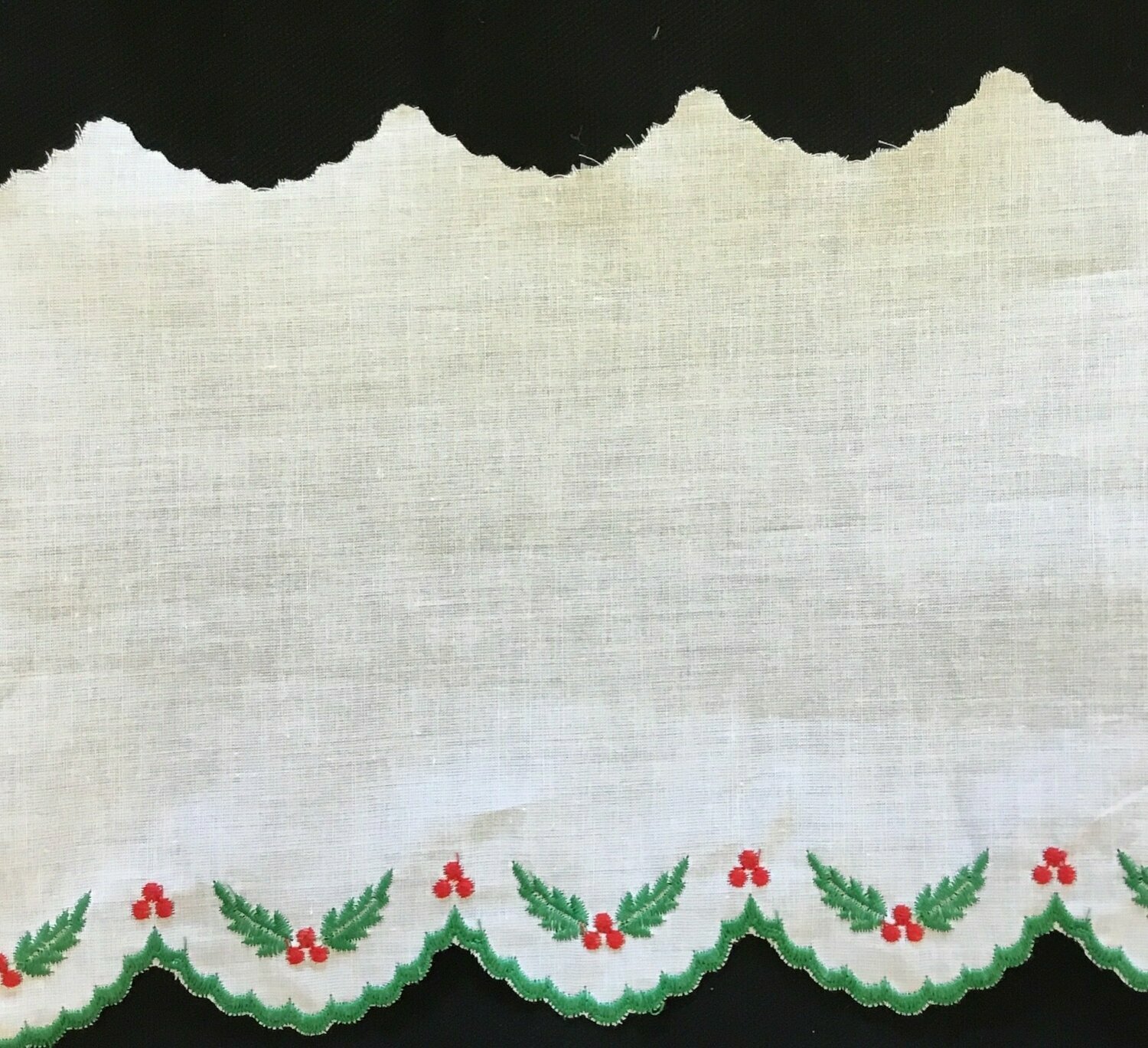 282 Swiss trim edging holly  (Priced Per Yard)