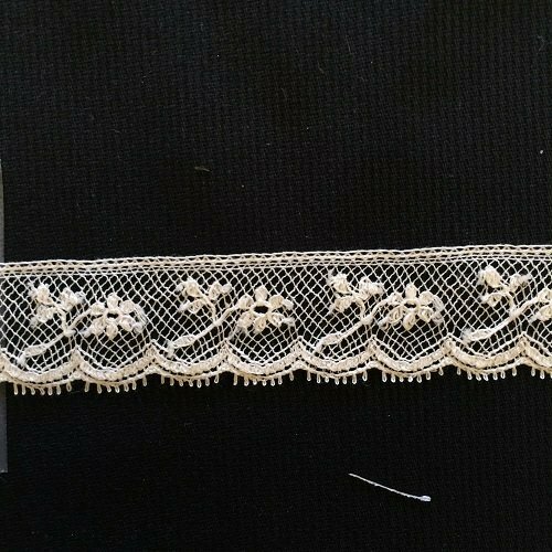 217F Ecru Lace Edging (Priced Per Yard)
