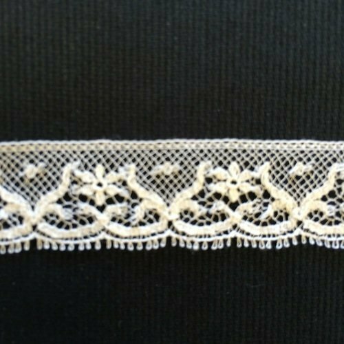 223D Ecru Lace Edging (Priced Per Yard)
