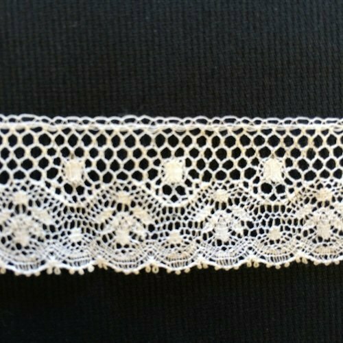 224C Ecru Lace Edging (Priced Per Yard)