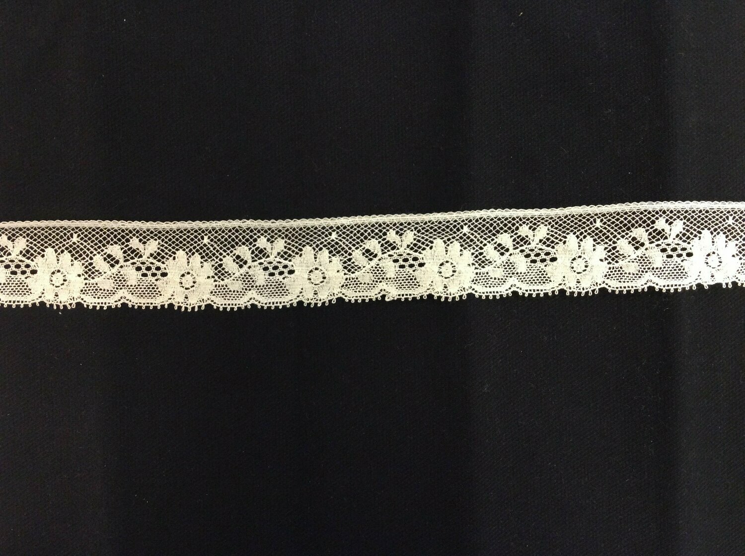 225H Ecru Lace Edging