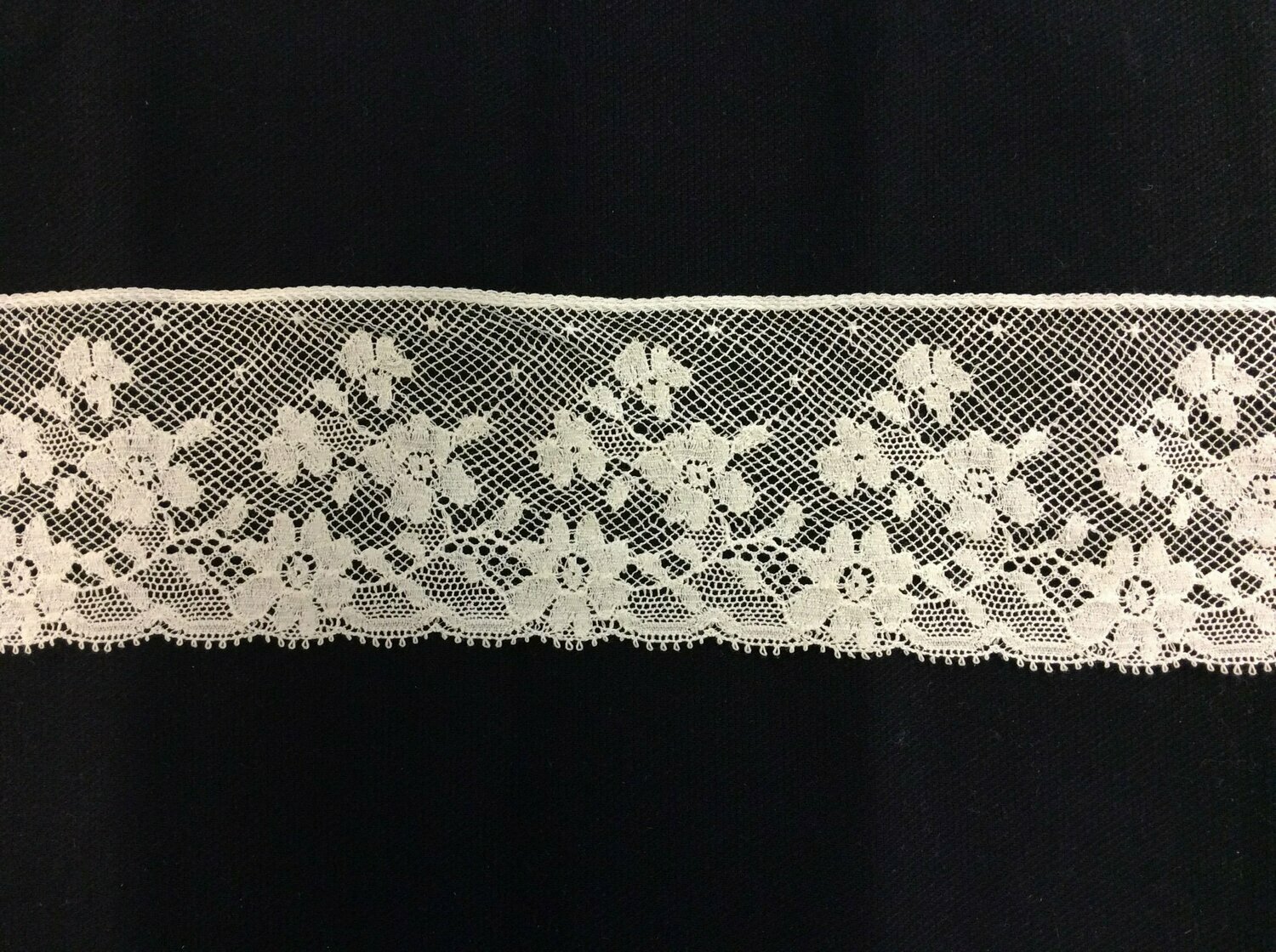 225I Ecru Lace Edging (Priced per yard)