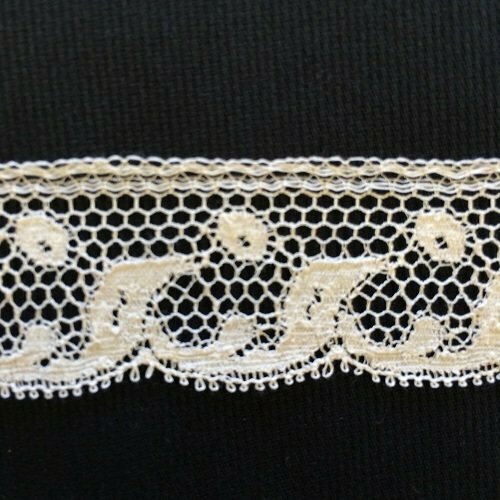 226C Ecru Lace Edging (Priced Per Yard)