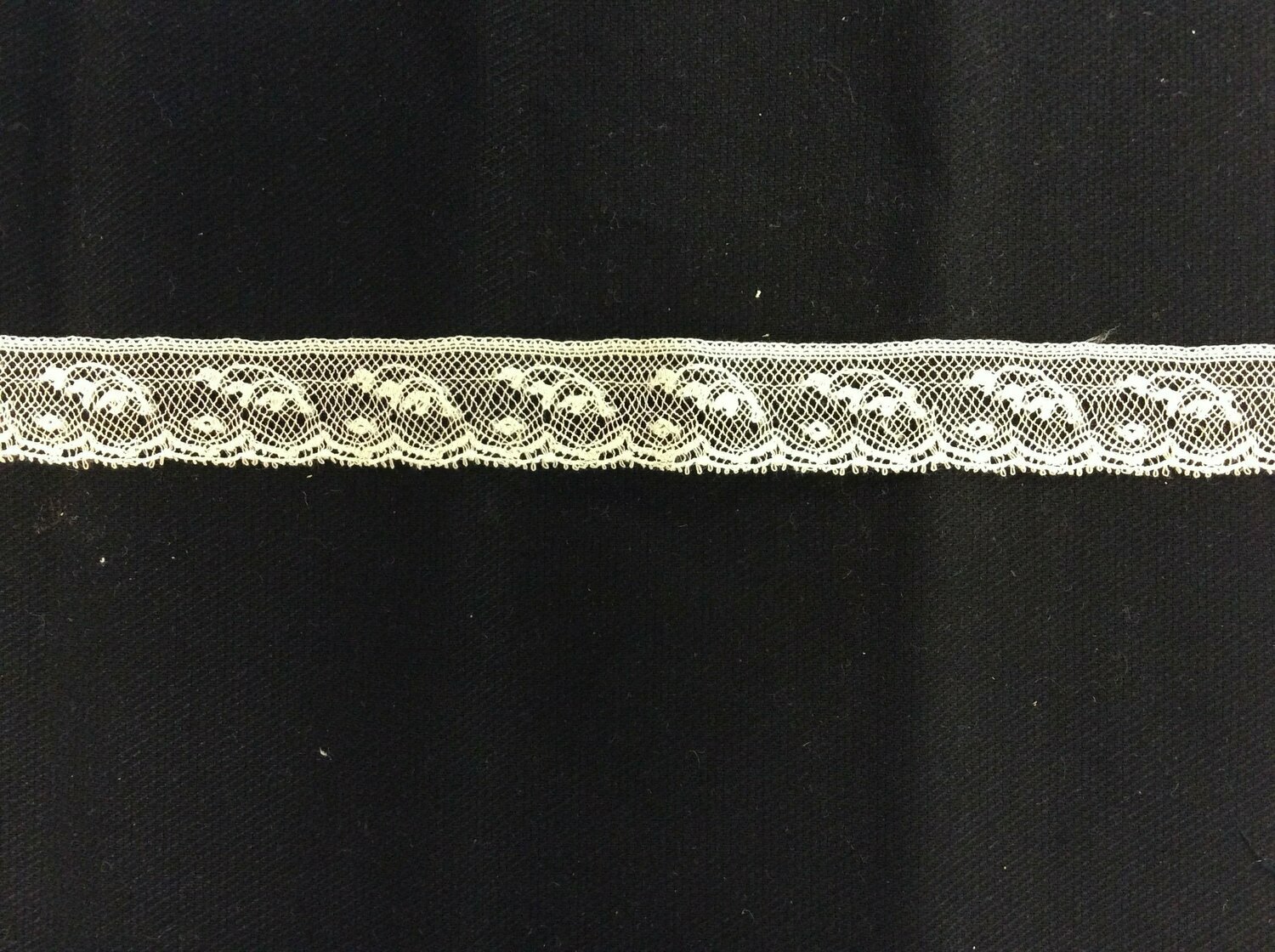 249C Ecru Lace Edging (priced by the yard)