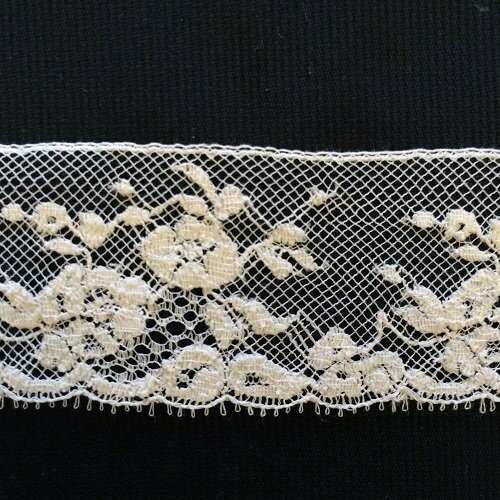 208D Ecru Lace Edging (Priced Per Yard)