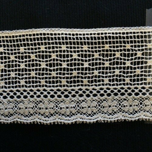 200J Ecru Lace Edging  (Priced Per Yard)